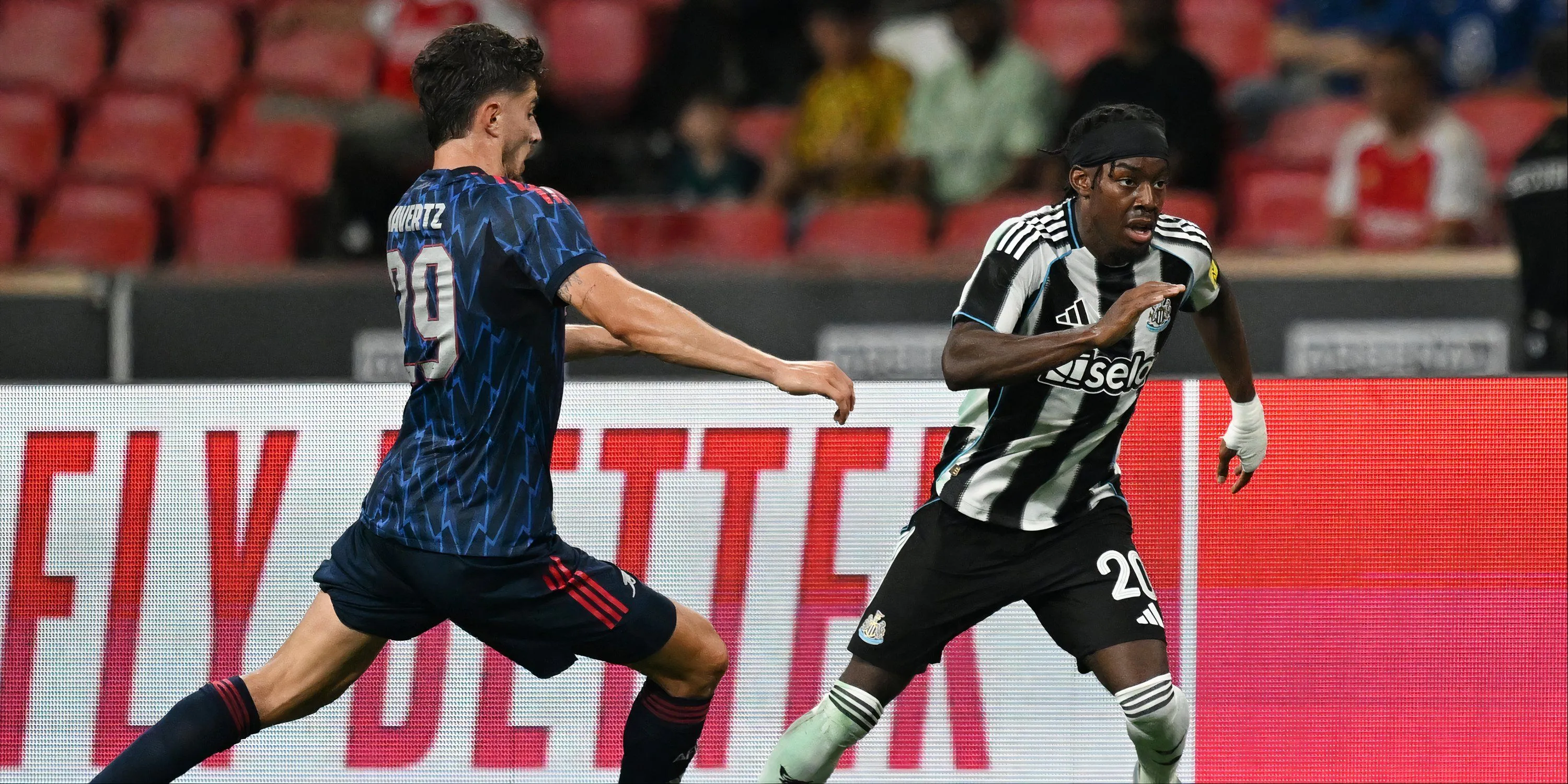 Tiền vệ Anthony Elanga của Newcastle United đối đầu Kai Havertz của Arsenal tại Premier League.
