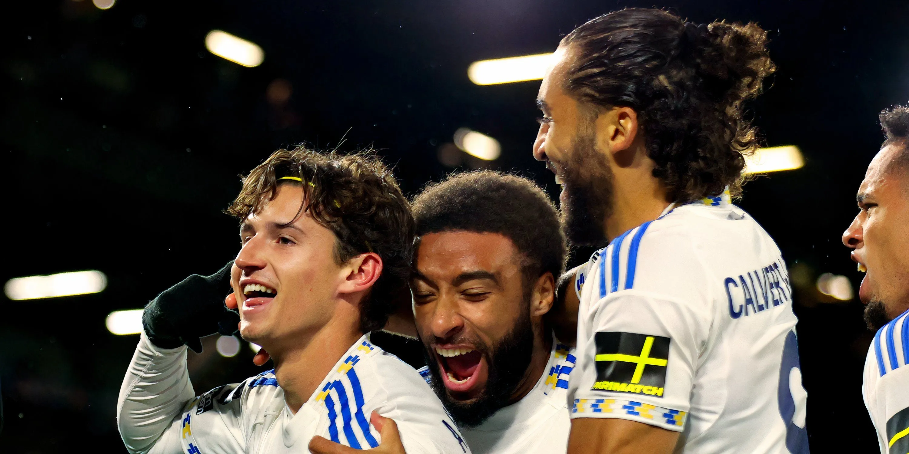 Brenden Aaronson ăn mừng bàn thắng cho Leeds, thể hiện tinh thần đồng đội tại Elland Road