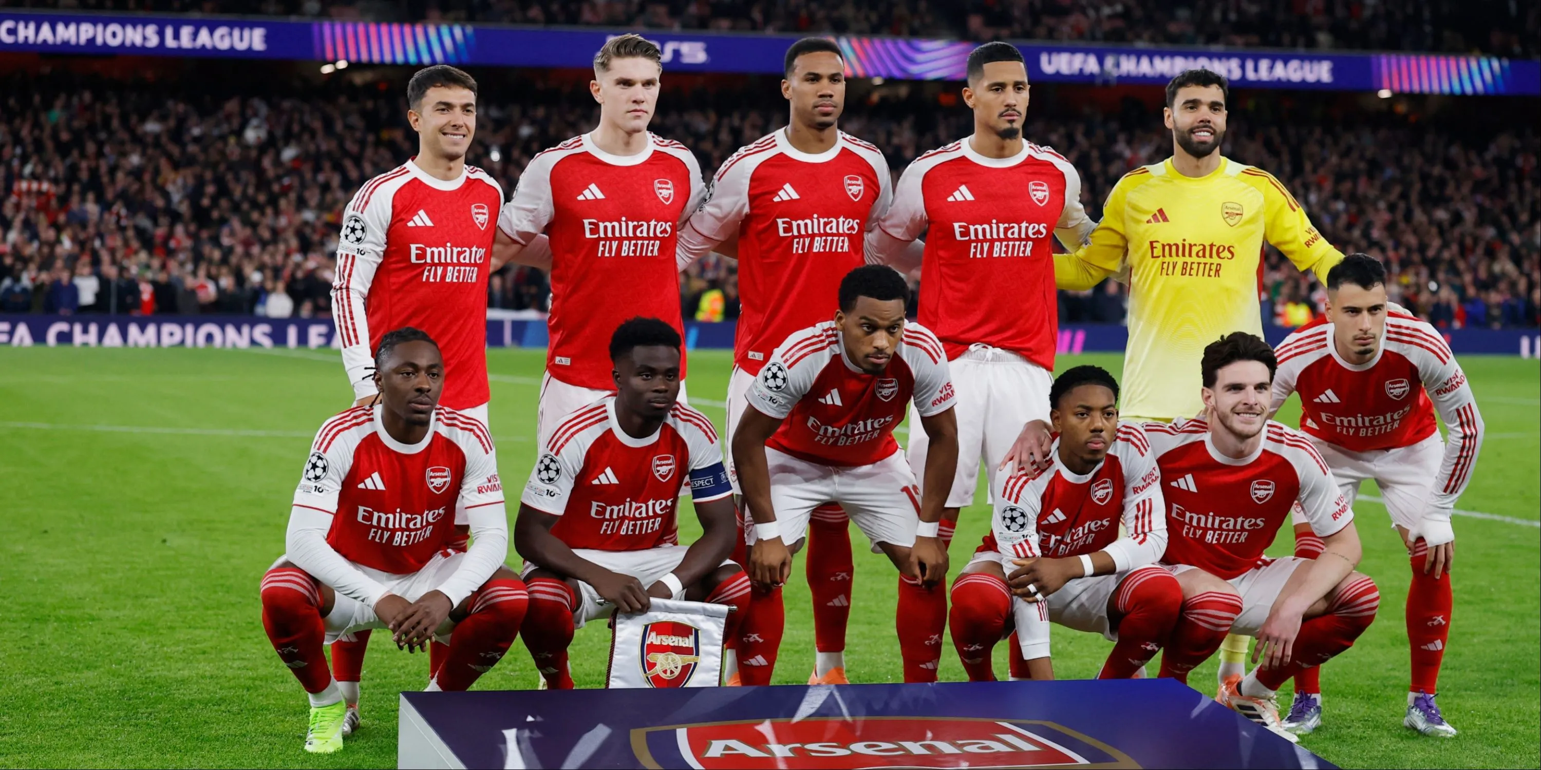 Đội hình Arsenal chụp ảnh sau trận gặp Atlético Madrid tại Emirates