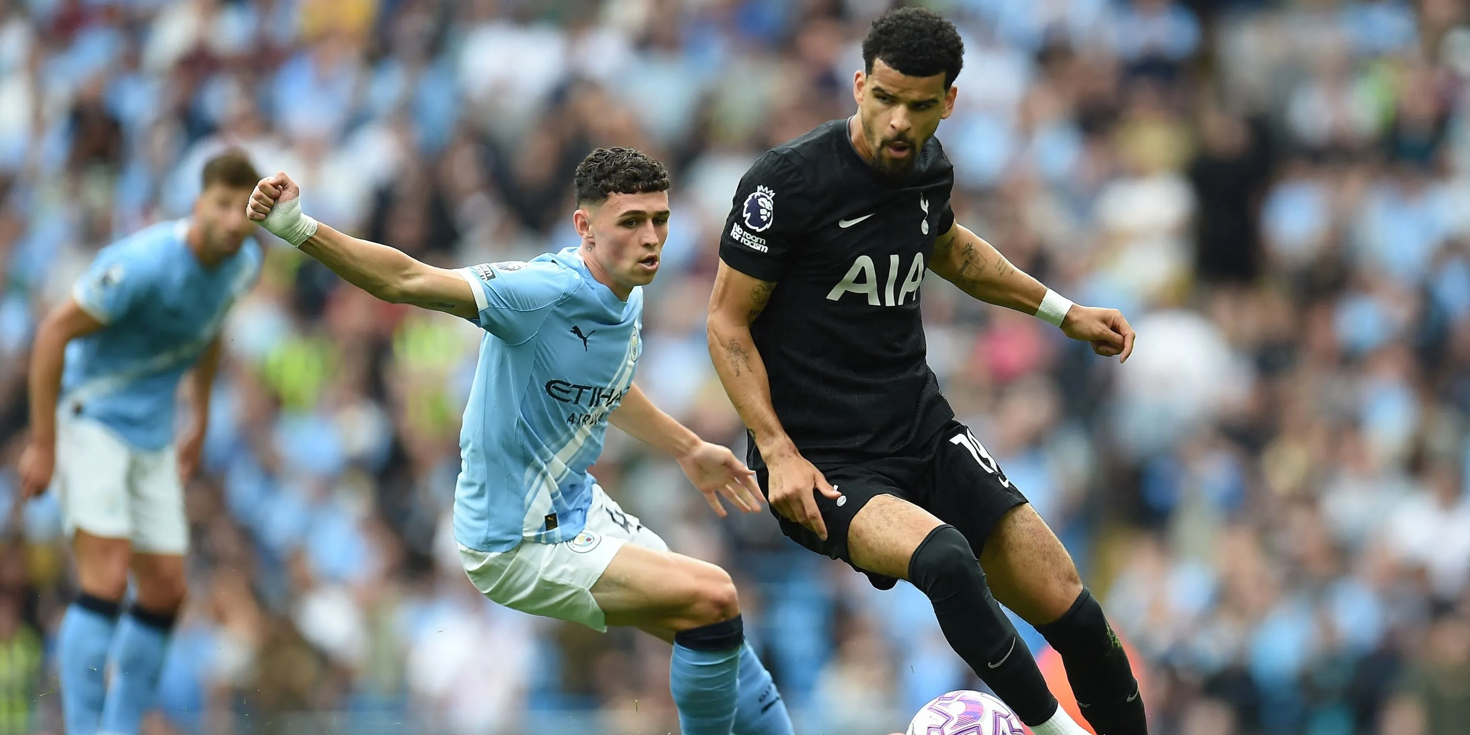 Dominic Solanke trong pha tranh chấp với Phil Foden, Tottenham Hotspur