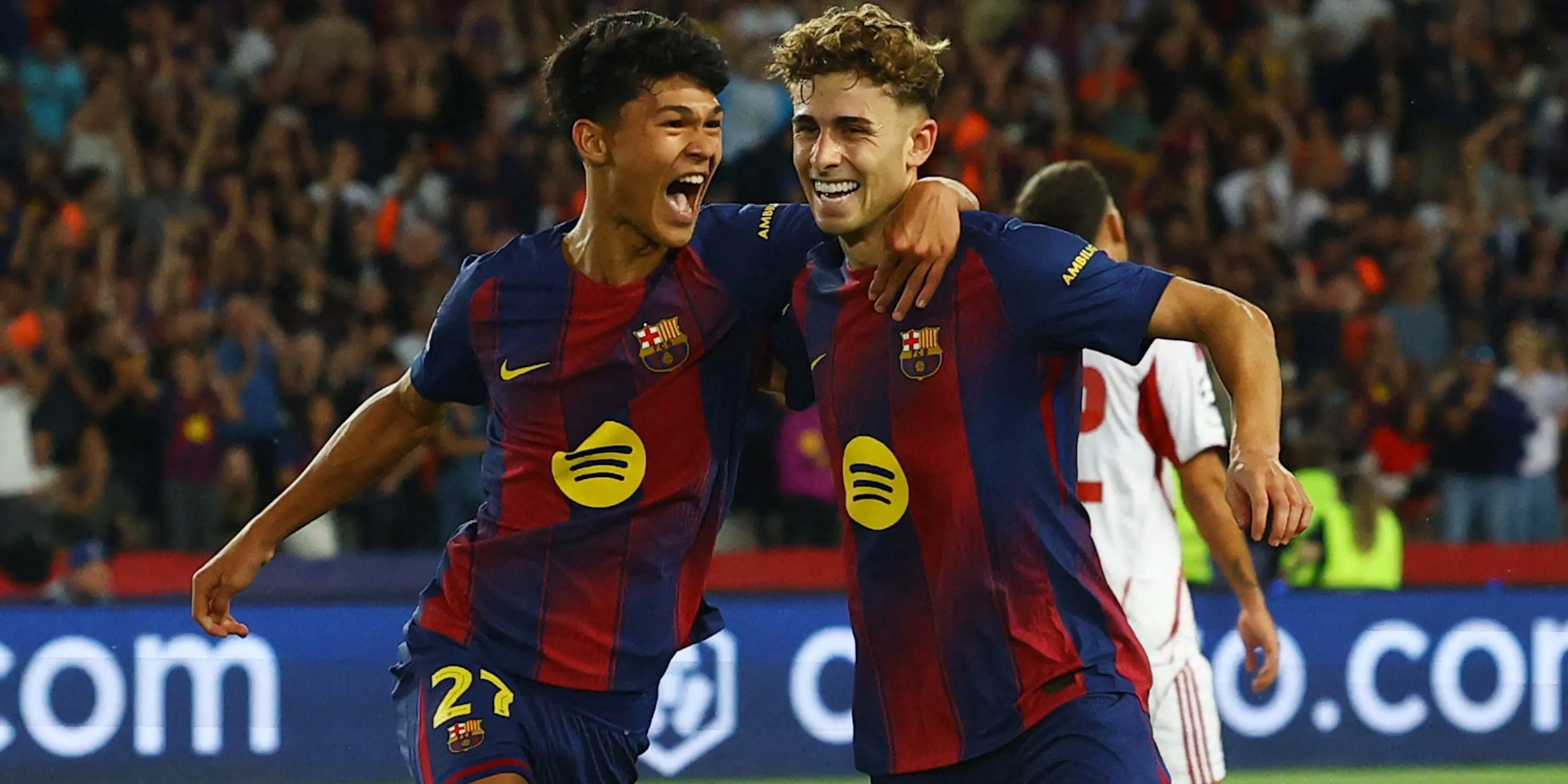 Dro Fernández ăn mừng cùng đồng đội Barcelona sau bàn thắng