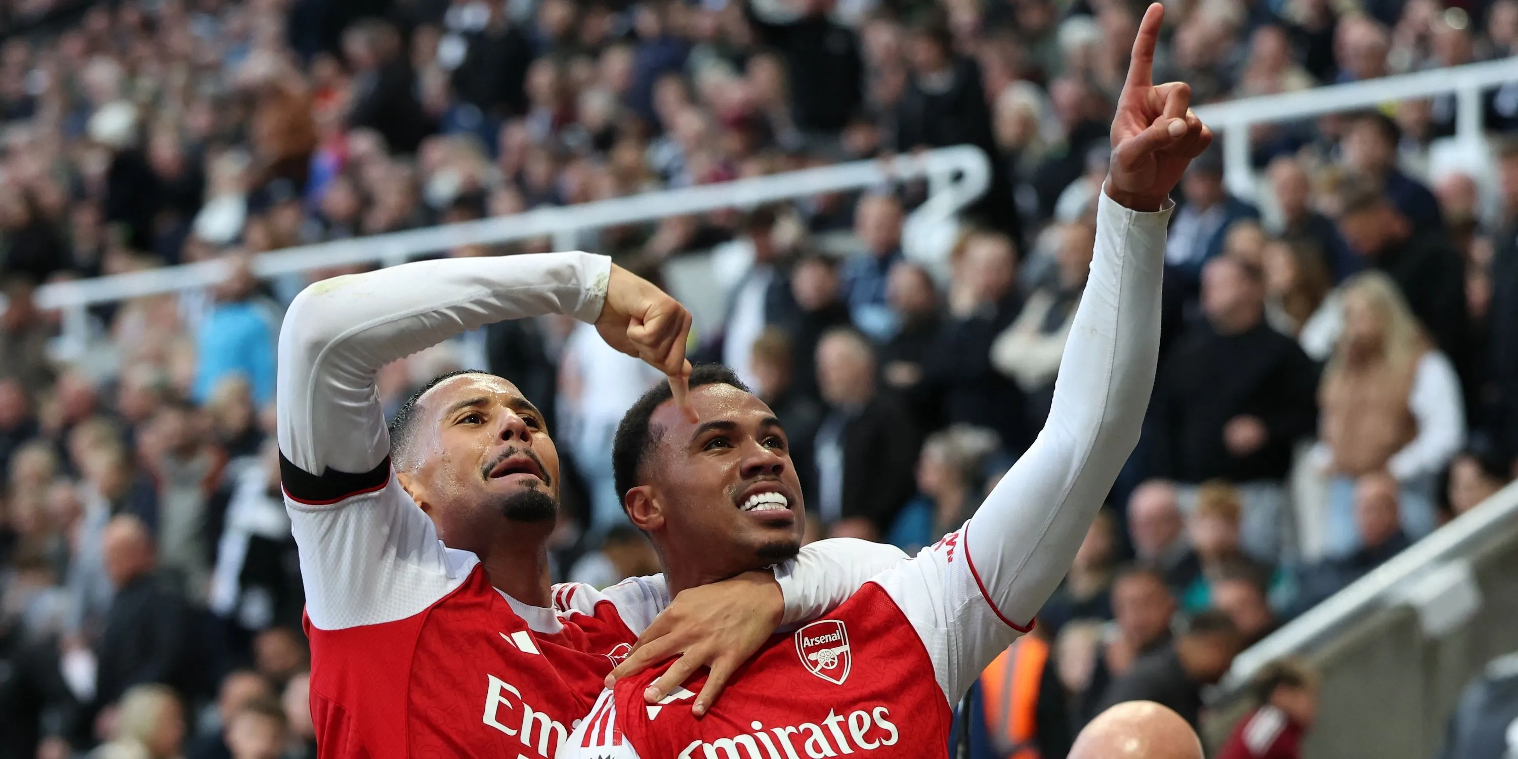 Gabriel ăn mừng bàn thắng cùng đồng đội, minh chứng cho tầm ảnh hưởng trong cả phòng ngự lẫn tấn công của anh