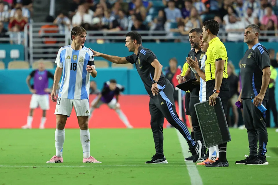 Nico Paz có thể trở lại Real Madrid theo lời giám đốc Como
