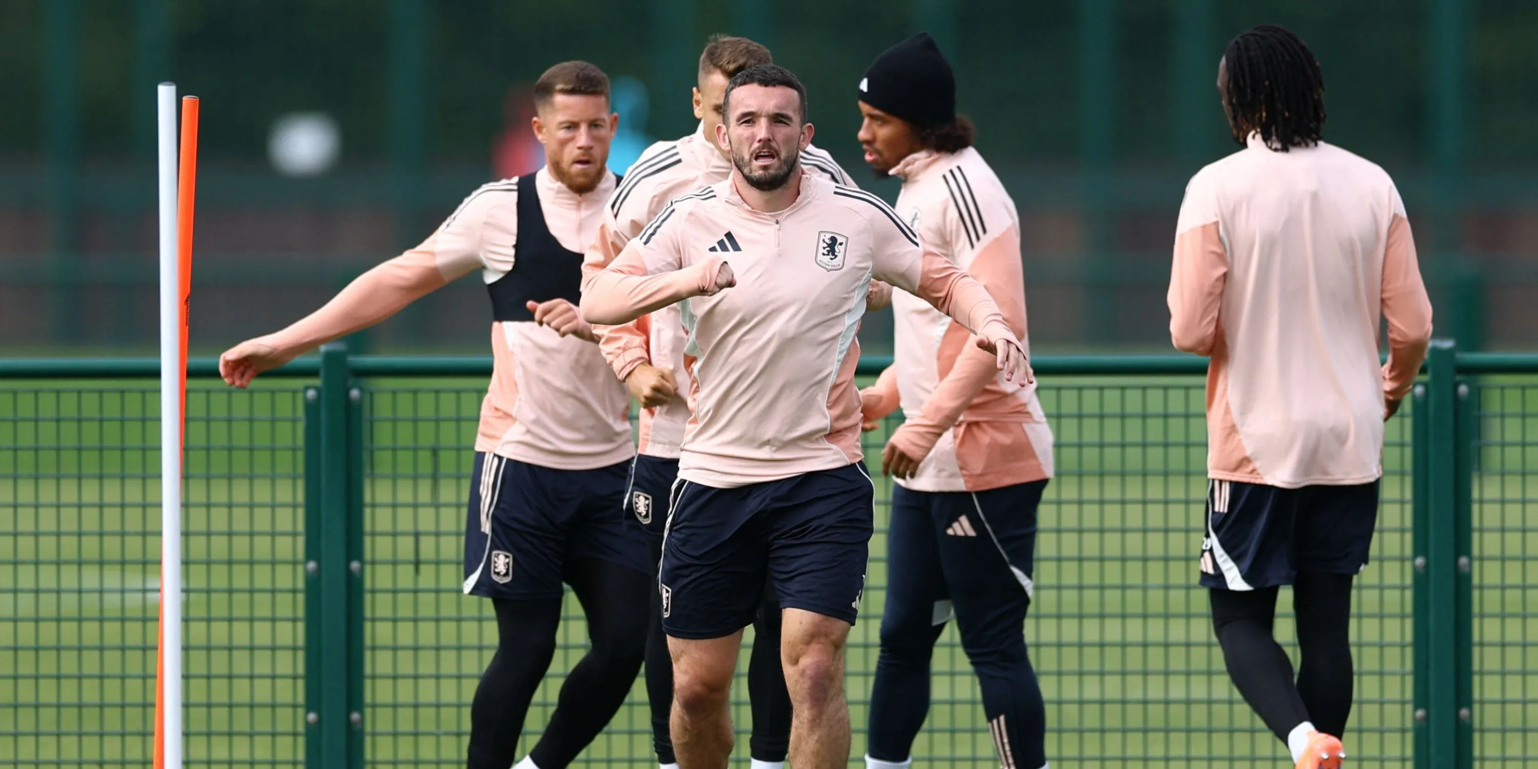 Ross Barkley trong màu áo Aston Villa, ứng viên tiềm năng cho vị trí tiền vệ sáng tạo của Leeds