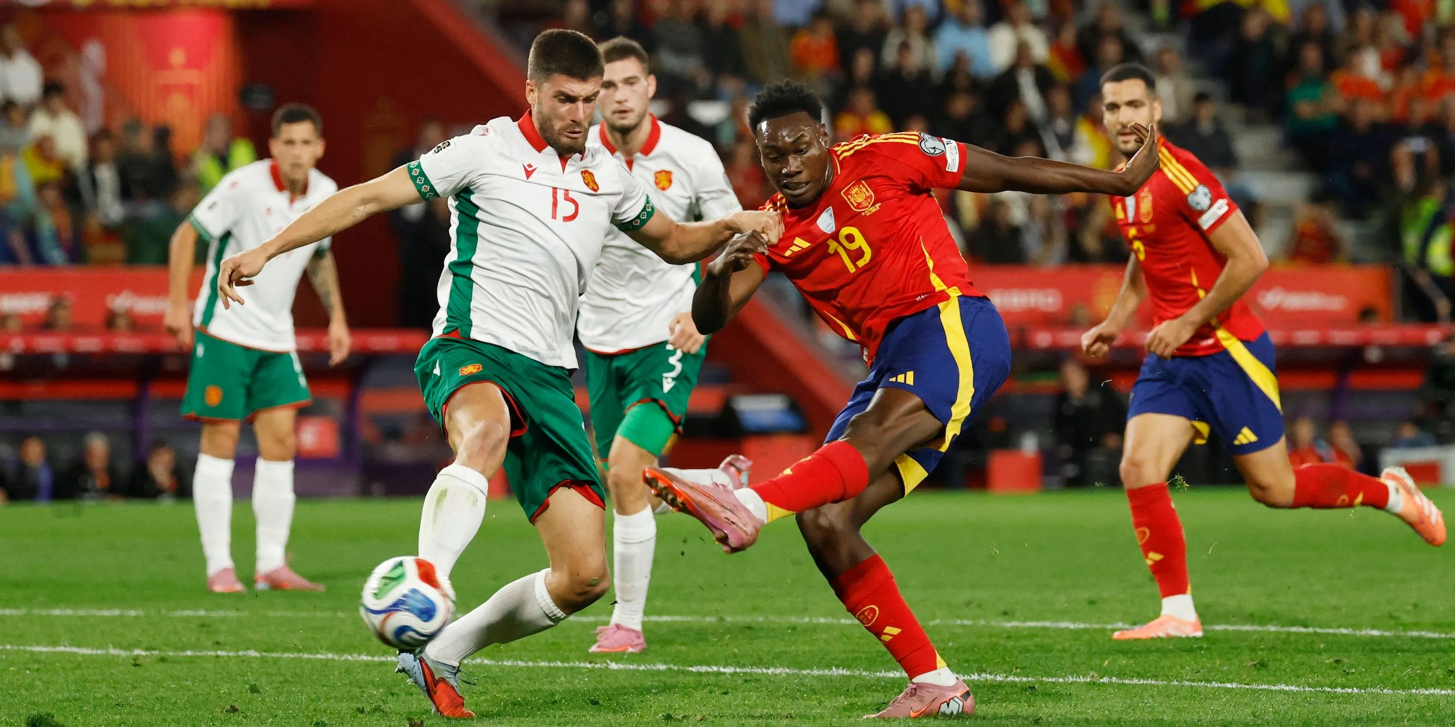 Samu Aghehowa trong màu áo tuyển Tây Ban Nha trẻ và Porto