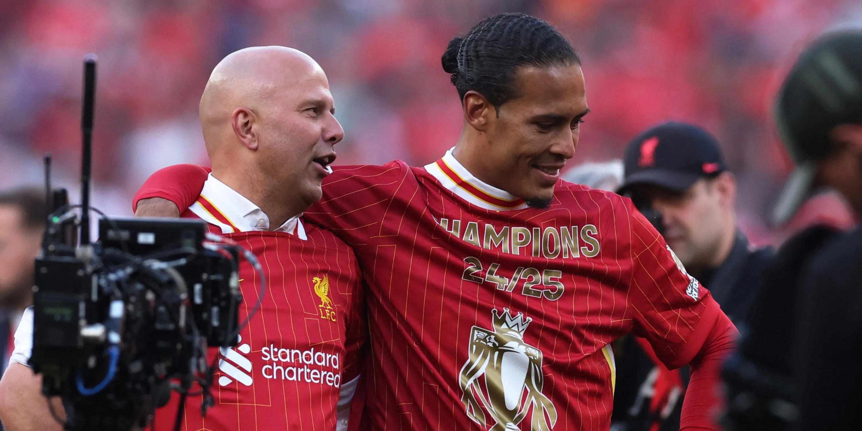 Arne Slot, HLV Liverpool, và Virgil van Dijk trong một sự kiện
