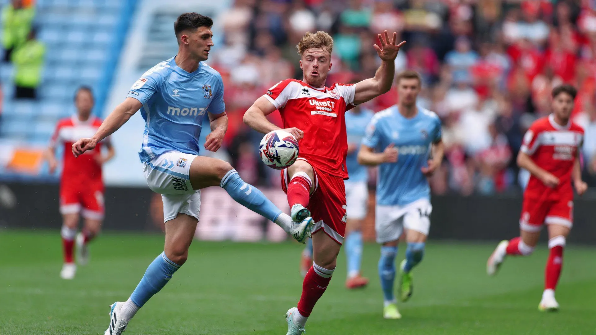 Bobby Thomas - Trung vệ chắc chắn của Coventry City tại Ngoại hạng Anh Hạng Hai