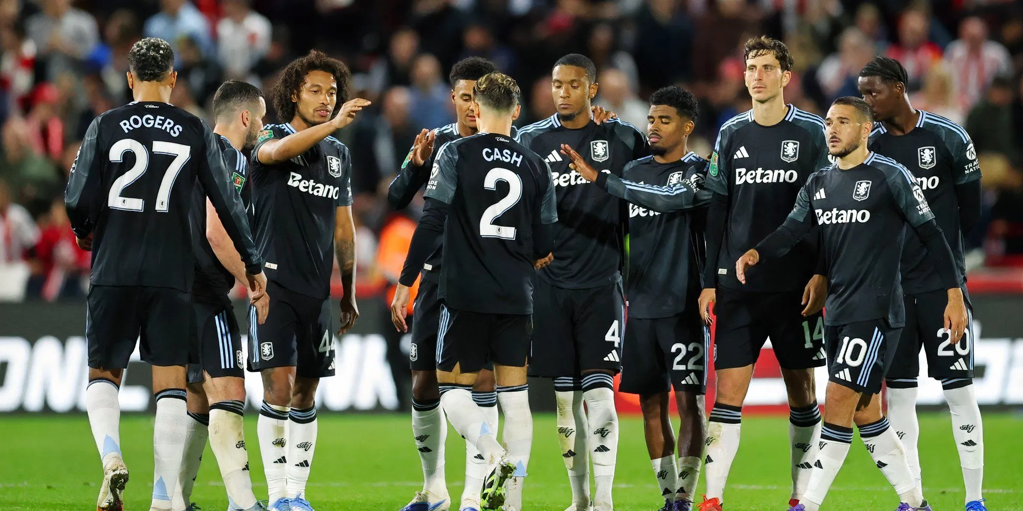 Cầu thủ Aston Villa ăn mừng bàn thắng trước Fulham