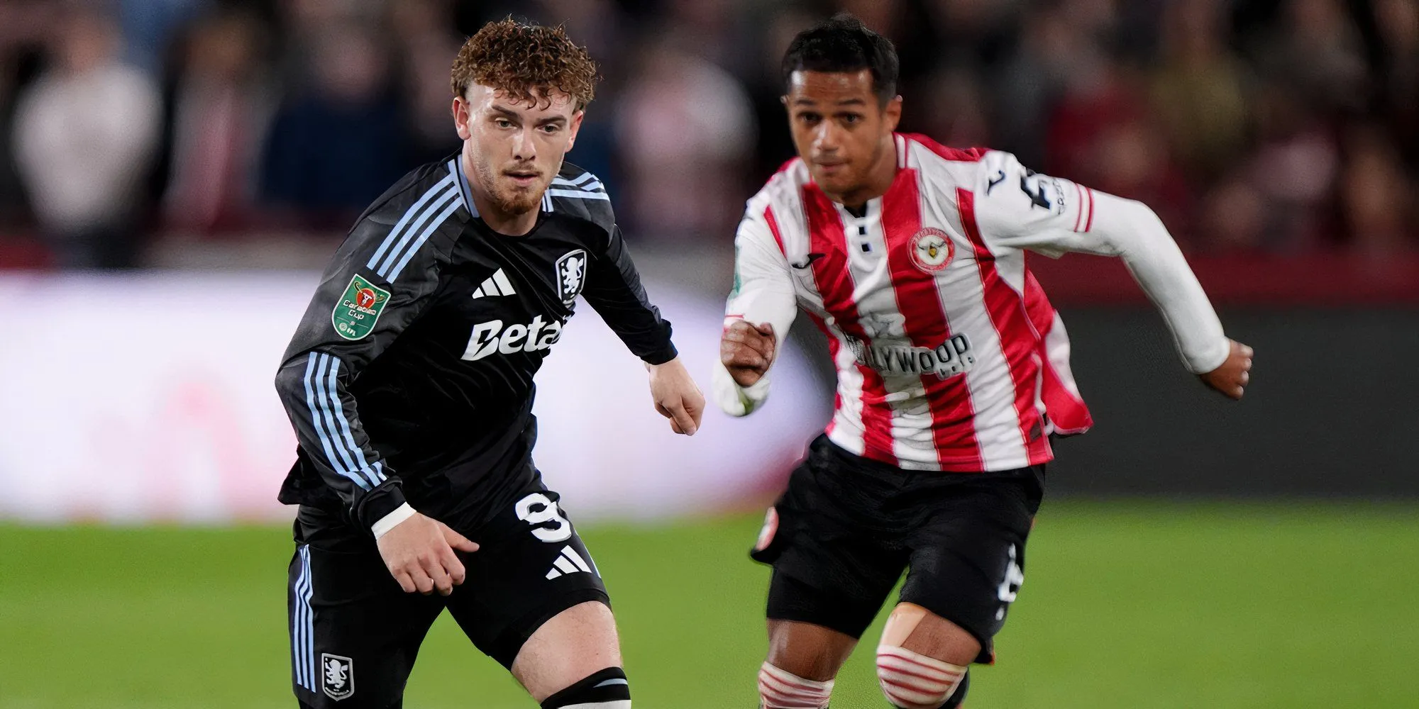 Cầu thủ Brentford thi đấu trước Manchester United