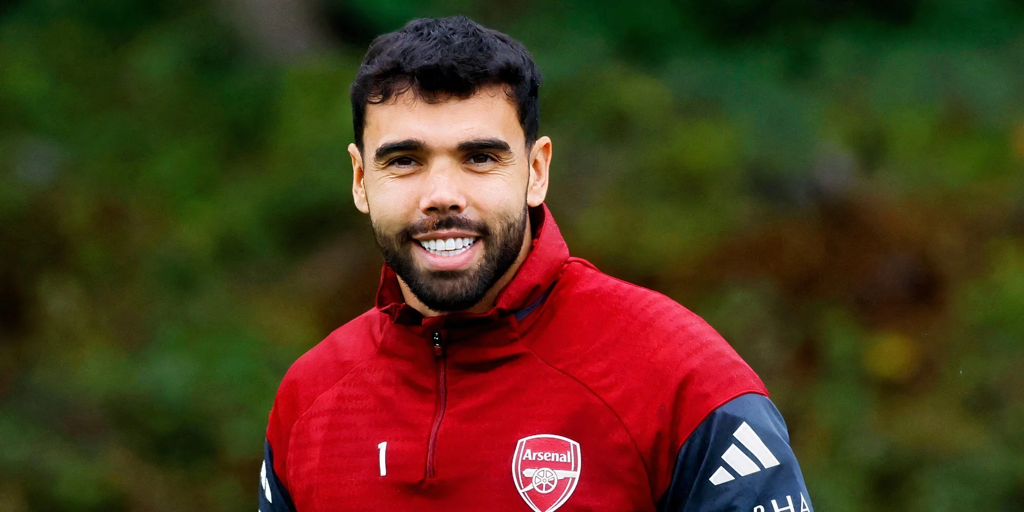 David Raya của Arsenal trong trang phục áo xanh, tập trung cao độ trong trận đấu