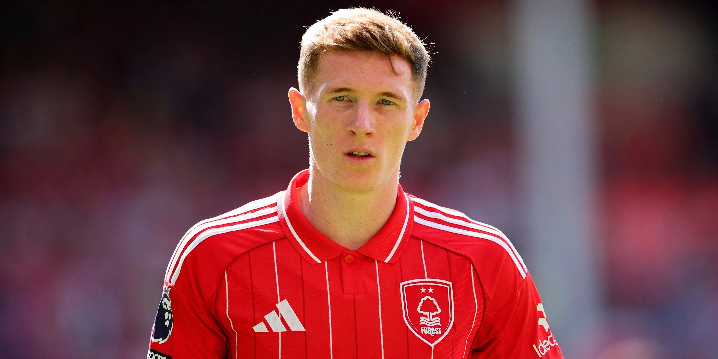 Elliot Anderson trong màu áo của Nottingham Forest, thể hiện khả năng chuyền bóng tiến bộ và phòng ngự tốt