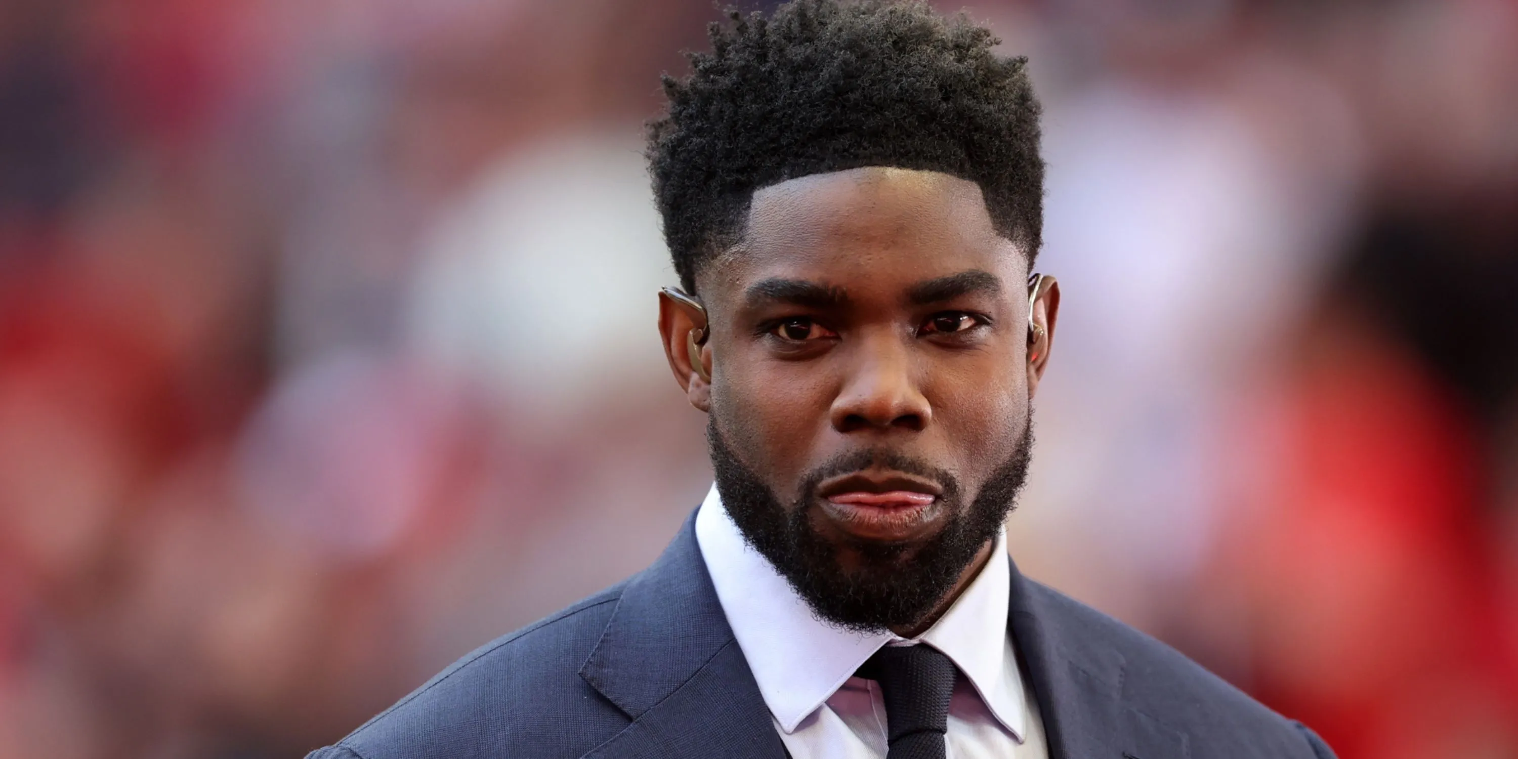 Micah Richards trong phòng quay chương trình phân tích bóng đá, cạnh Gary Lineker và Alan Shearer