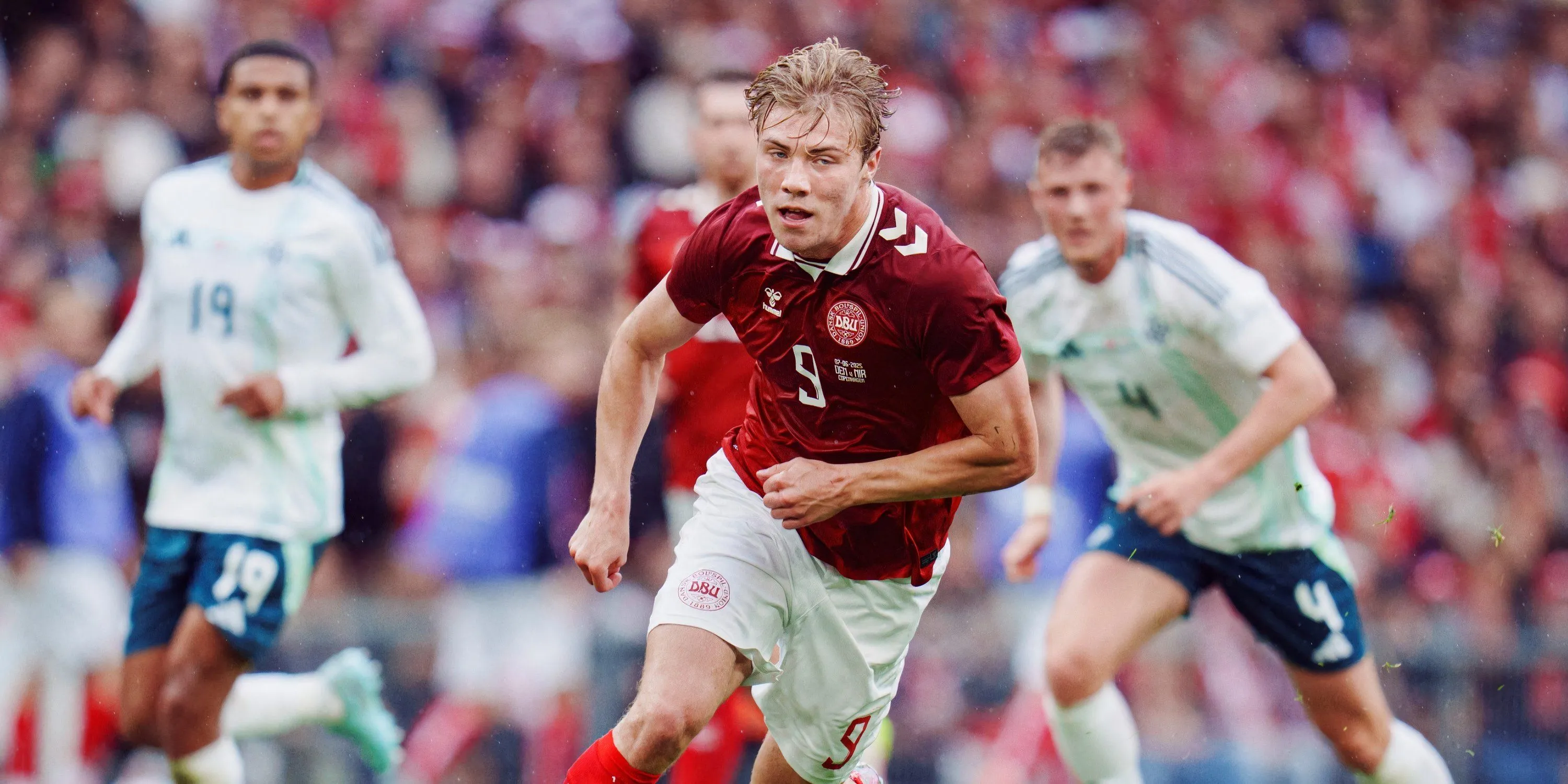 Rasmus Hojlund thi đấu với màu áo xanh Napoli trong một trận đấu Serie A