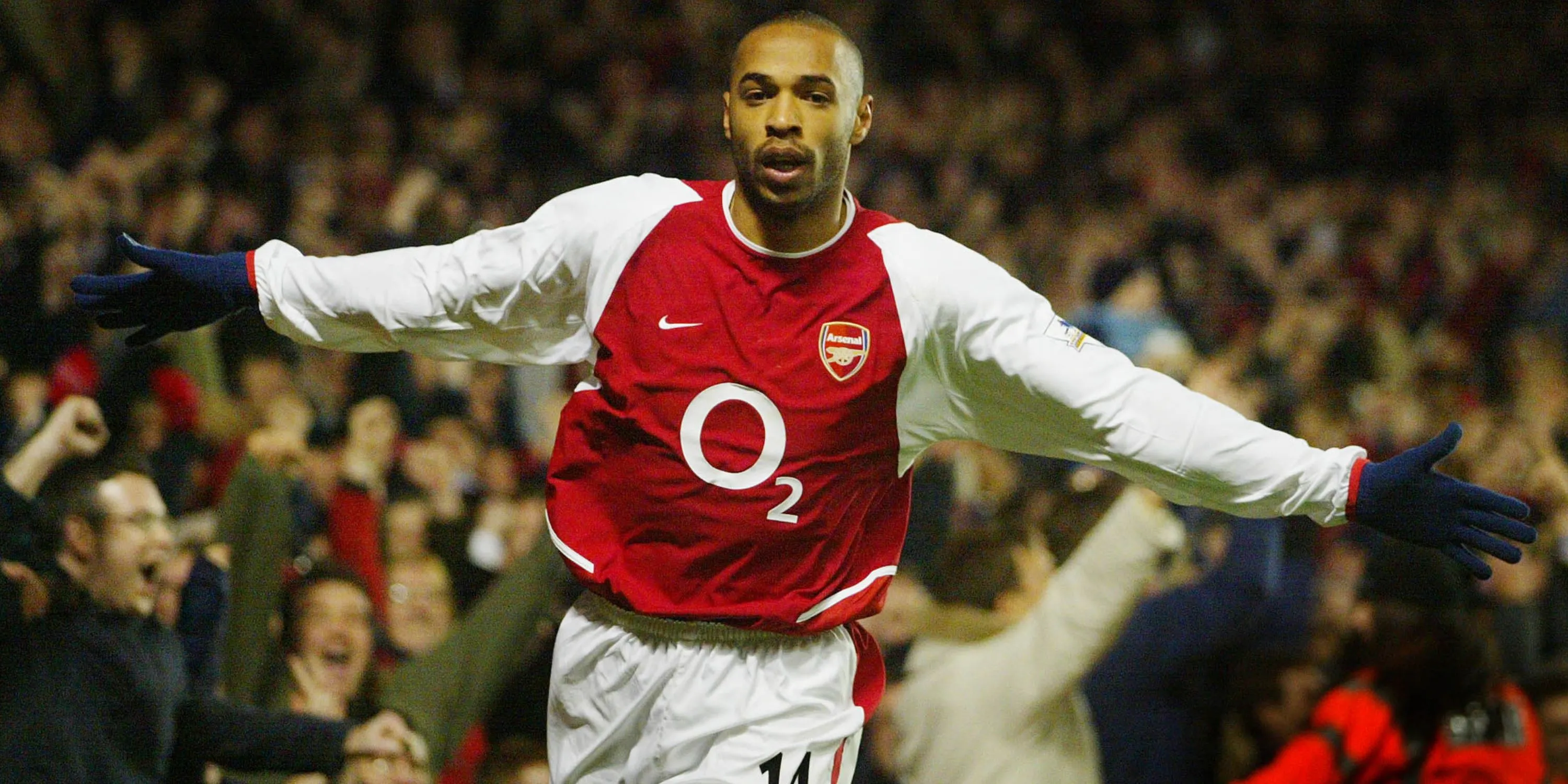 Thierry Henry trong màu áo Arsenal đang thể hiện kỹ năng tuyệt vời