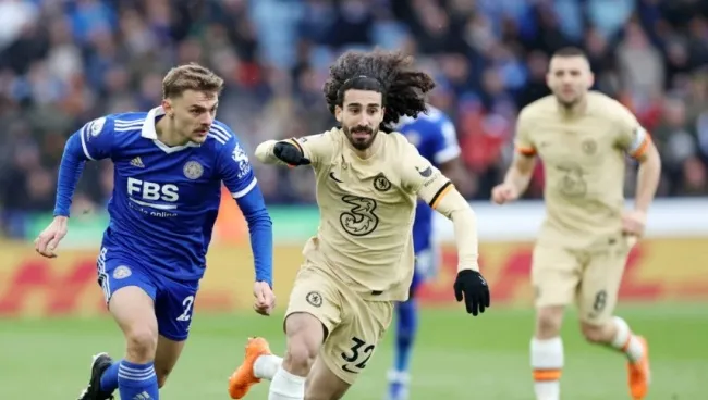 Cucurella đối đầu Kiernan Dewsbury-Hall.