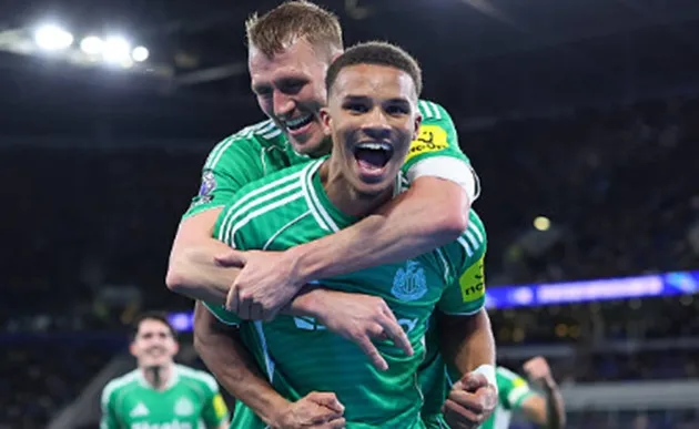 Thiaw đang ăn mừng bàn thắng quan trọng cho Newcastle trước Everton